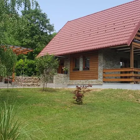 Garden Lohovo 펜션 Bihać