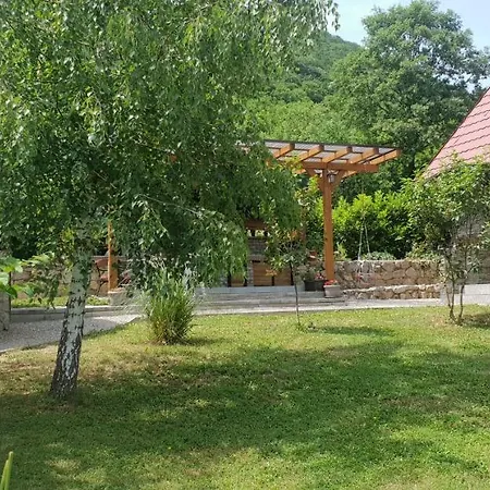 Semesterbostad Garden Lohovo Bihać
